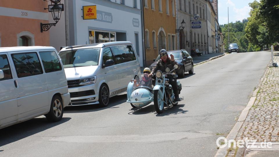 Auch dem Motorradfahrer mit Beiwagen macht es sichtlich Spaß. Bild: Josef Pilfusek