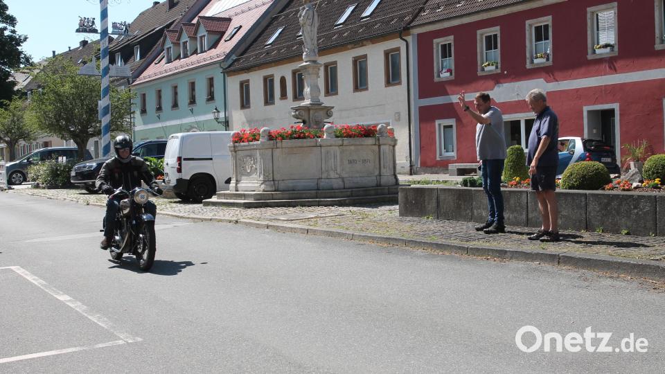 Bürgermeister Werner Rieß (links) und Altbürgermeister Johann Walbrunn haben sich ebenfalls mehr erwartet. Bild: Josef Pilfusek