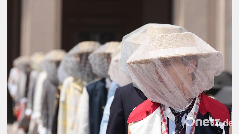 Models tragen in Mailand Kreationen aus der neuen Frühjahr/Sommer-Kollektion von Tom Browne. Bild: Antonio Calanni/AP/dpa