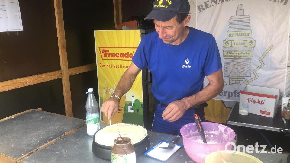 Crepes gab es beim Renault-Club aus Fuchsmühl. Bild: Werner Robl