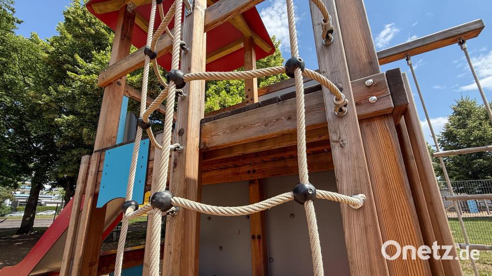 Auf dem Spielplatz an der Hans-Thoma-Straße in Amberg waren Schrauben und Bolzen an mehreren Spielgeräten gelockert oder entfernt. Die Stadt geht von einer "gezielten Manipulation" aus, während die Amberger Polizei während der laufenden Ermittlungen nicht von einem "Sabotageakt" sprechen möchte. Bild: Petra Hartl