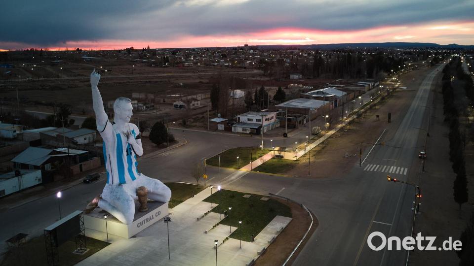 Huldigung für Argentiniens Helden: Messi-Statue in Cutral Co. Bild: Nestor Ponce/AP/dpa