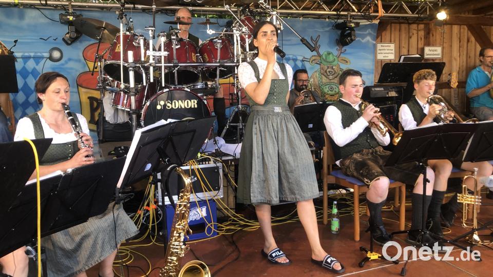 Der Auftaktabend beim Bürgerfest in Fuchsmühl gehörte der Blechmusik aus Pirk. Bild: Werner Robl
