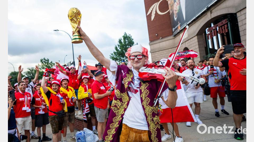 Österreich-Fans feiern vor Beginn des WM-Spiels gegen Argentinien. Bild: Georg Hochmuth/APA/dpa