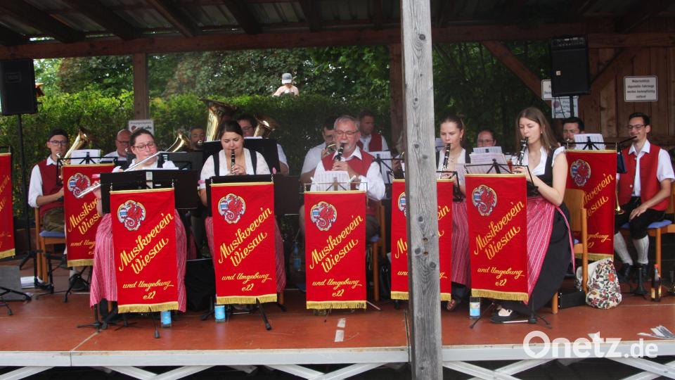 Den Sonntagnachmittag gestaltete der Musikverein Wiesau und Umgebung. Bild: Werner Robl