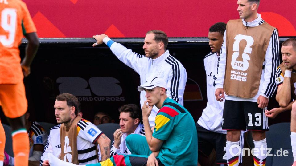Nico Schlotterbeck (sitzend) hat sich im Spiel gegen die Elfenbeinküste verletzt. Bild: Tom Weller/dpa