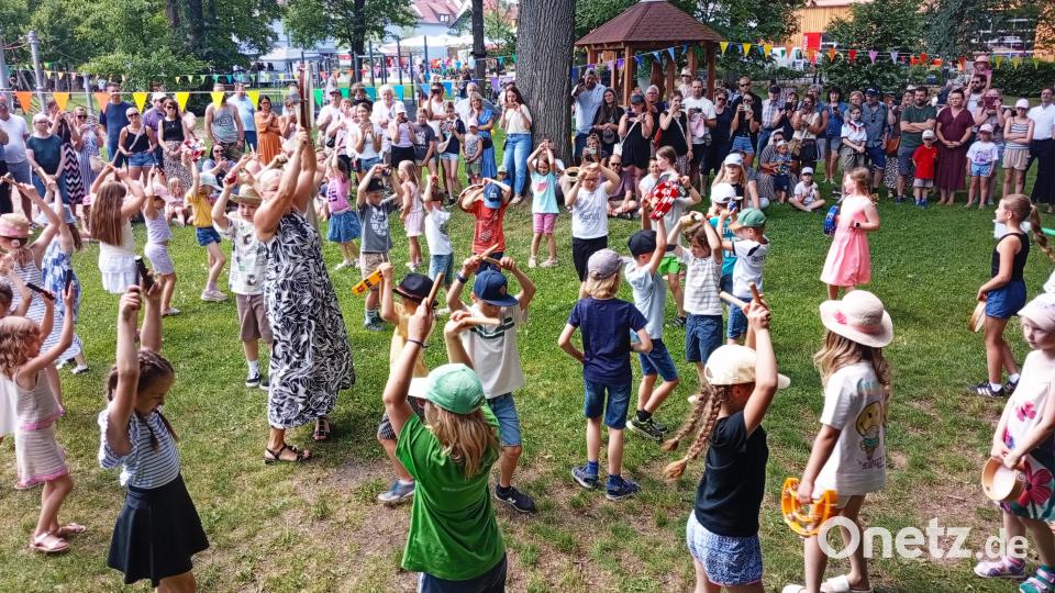 Die Kinder der Jobst-vom-Brandt-Schule sorgten mit ihren Lied- und Tanzvorführungen für einen furiosen Festbeginn. Bild: Oswald Zintl