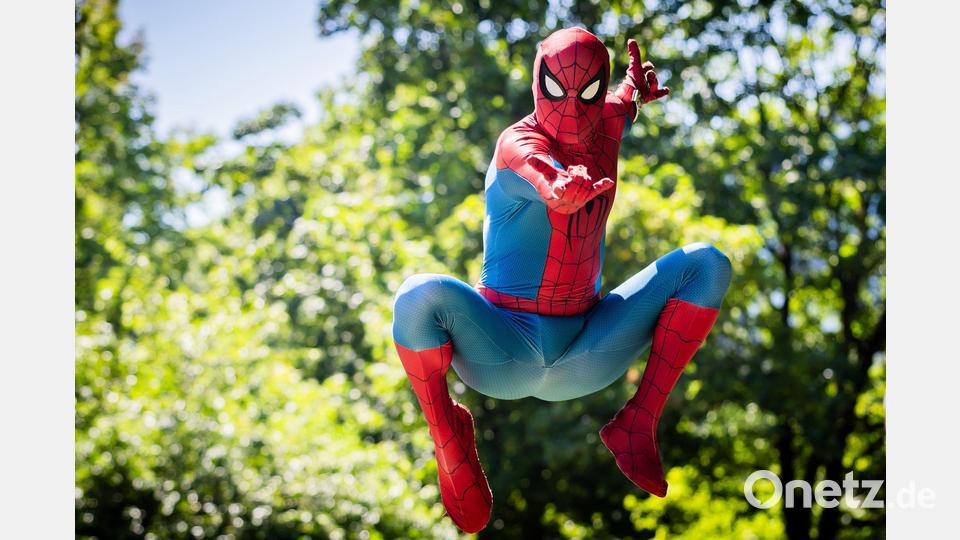 Spider Man springt durch den Jacob-Teitel-Park in Berlin. Bild: Christoph Soeder/dpa