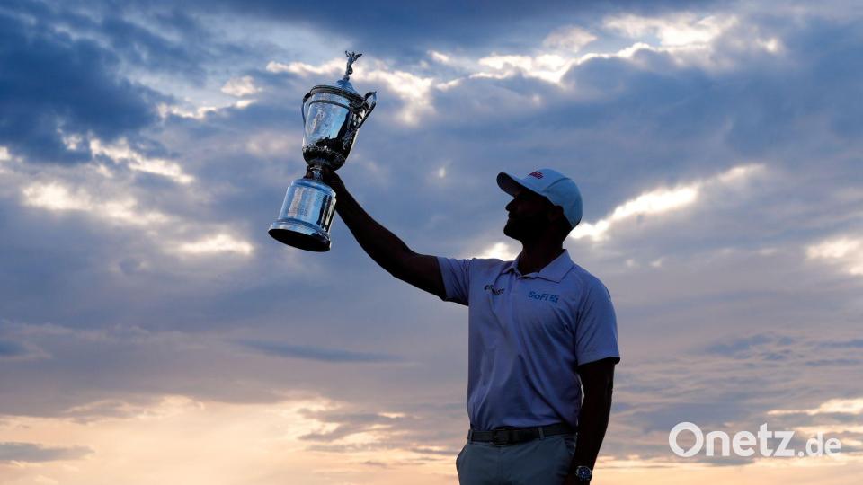 Wyndham Clark präsentiert stolz die Trophäe. Bild: Seth Wenig/AP/dpa