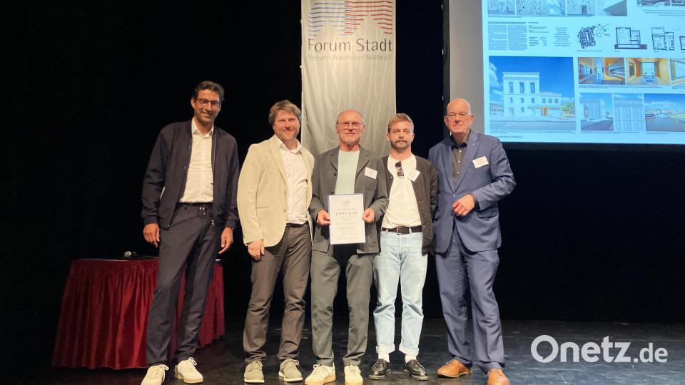 Matthias Klopfer (von links), Vorsitzender des Forums Stadt, Torsten Will, Partner Brückner &amp; Brückner Architekten Bürgermeister Hans-Peter Schärl, Stephan Gräbner, Projektleiter Brückner &amp; Brückner Architekten, und Julius Mihm, Zweiter Vorsitzender des Forums Stadt bei der Preisverleihung. Bild: Forum Stadt- Netzwerk historischer Städte e.V.