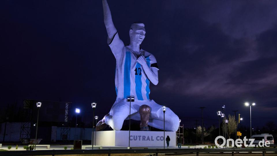 Riesige Messi-Statue in Cutral Co in Patagonien. Bild: Nestor Ponce/AP/dpa