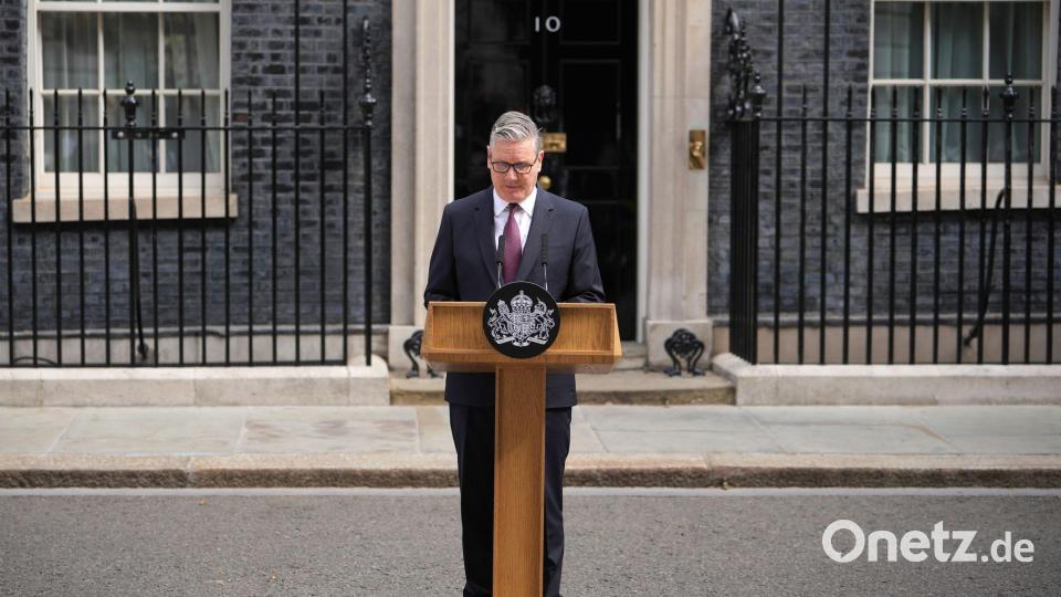 Großbritanniens Premierminister Keir Starmer kündigt seinen Rücktritt an. Bild: Kin Cheung/AP/dpa