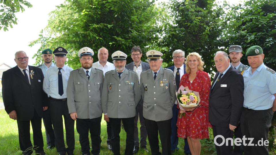 Im Rahmen der Feierlichkeiten zum Jubiläum 150 Jahre Soldatenverein Vohenstrauß und des Kreiskriegertreffens zeichnete Kreisvorsitzender Richard Berger (links) verdiente Persönlichkeiten mit dem Veteranenabzeichen aus. Stellvertretende Landrätin Andrea Lang erhielt einen Blumenstrauß und einen Bildband des BSSB für ihr Kommen. Genauso wie Bürgermeister Uli Münchmeier (Mitte). Bild: Elisabeth Dobmayer