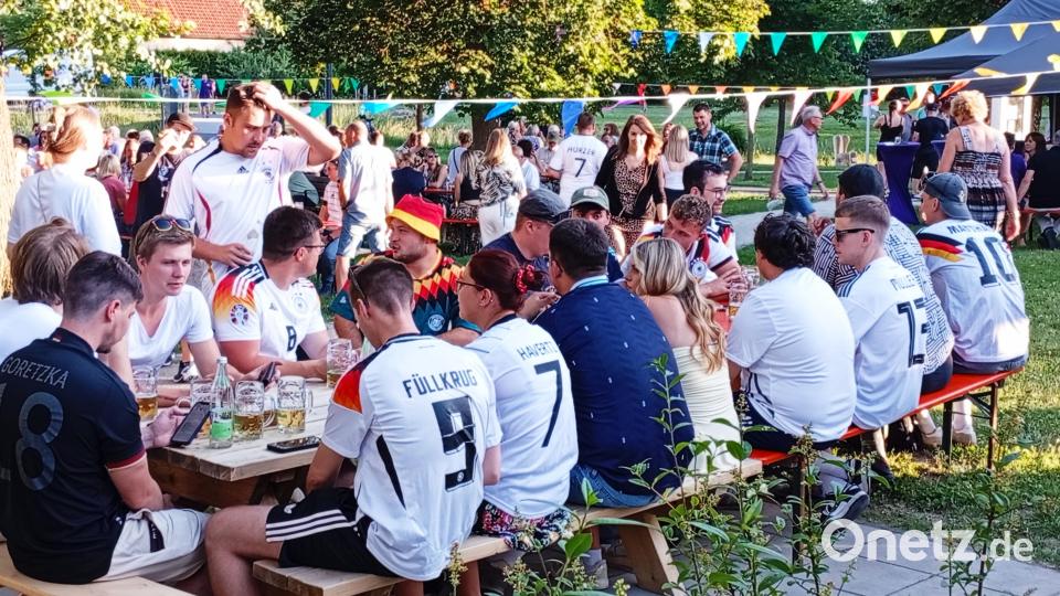 Schon am frühen Abend schwor sich diese Fangemeinde auf das Spiel der deutschen Nationalmannschaft ein. Bild: Oswald Zintl