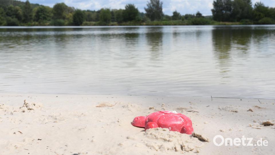 Zwei 14-jährige Jungen werden am Sonntagabend an einem Baggerweiher in Weiherhammer von einem Exhibitionisten belästigt. Symbolbild: Gabi Schönberger