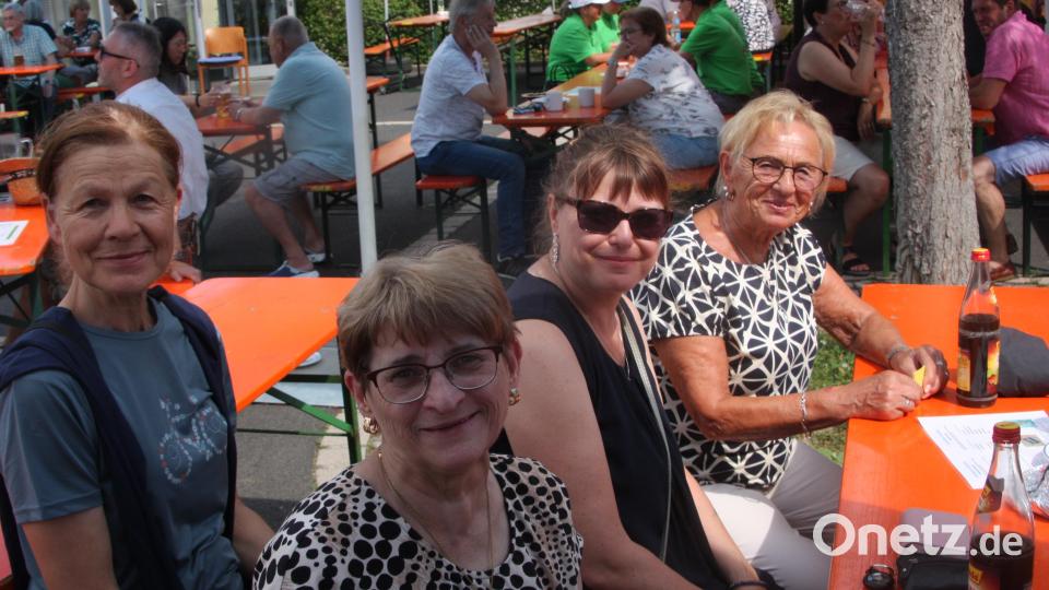 Die Damen hatten es sich auf dem Rathausplatz gemütlich gemacht. Bild: Werner Robl