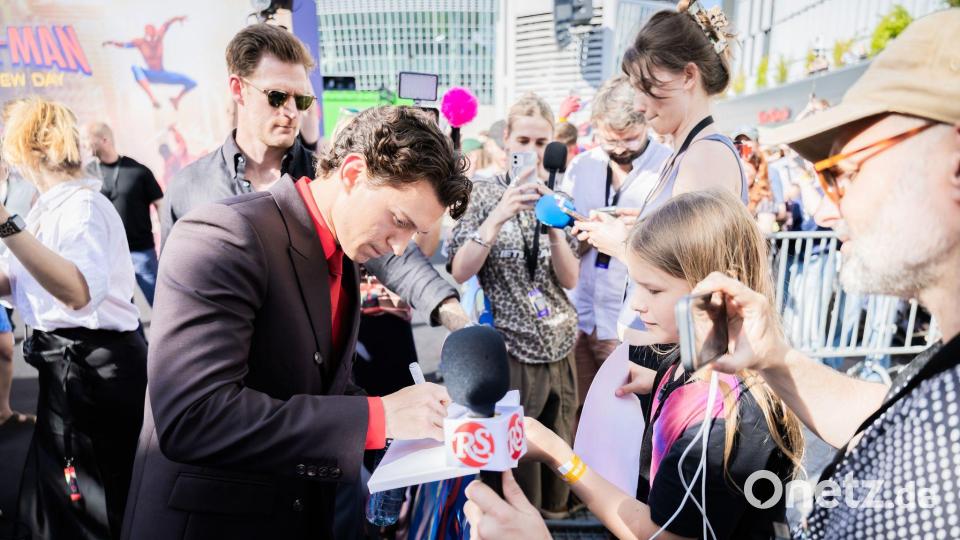 Autogramme und Selfies: Tom Holland in Berlin. Bild: Christoph Soeder/dpa