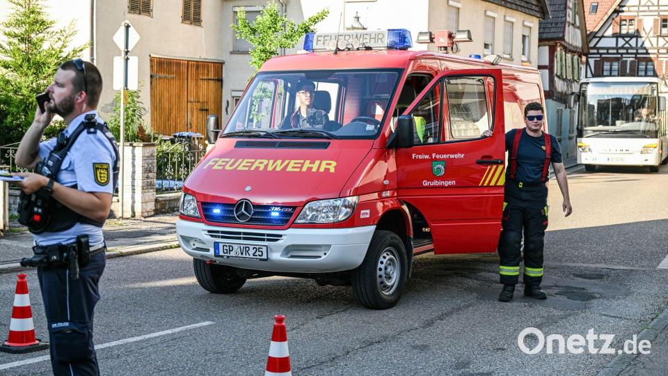 Wegen des havarierten Lastwagens mit Gefahrgut helfen hunderte Einsatzkräfte. Bild: Jason Tschepljakow/dpa