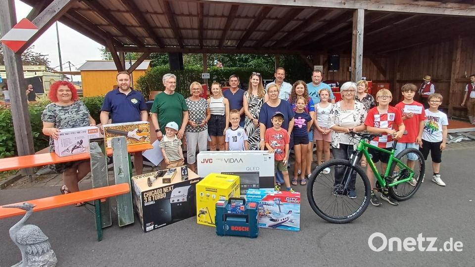 Die Glücklichen, die sich einen Tombolapreis sichern konnten, durften die Preise noch am Abend mit nach Hause nehmen. Bild: Jasmin Mayerhöfer