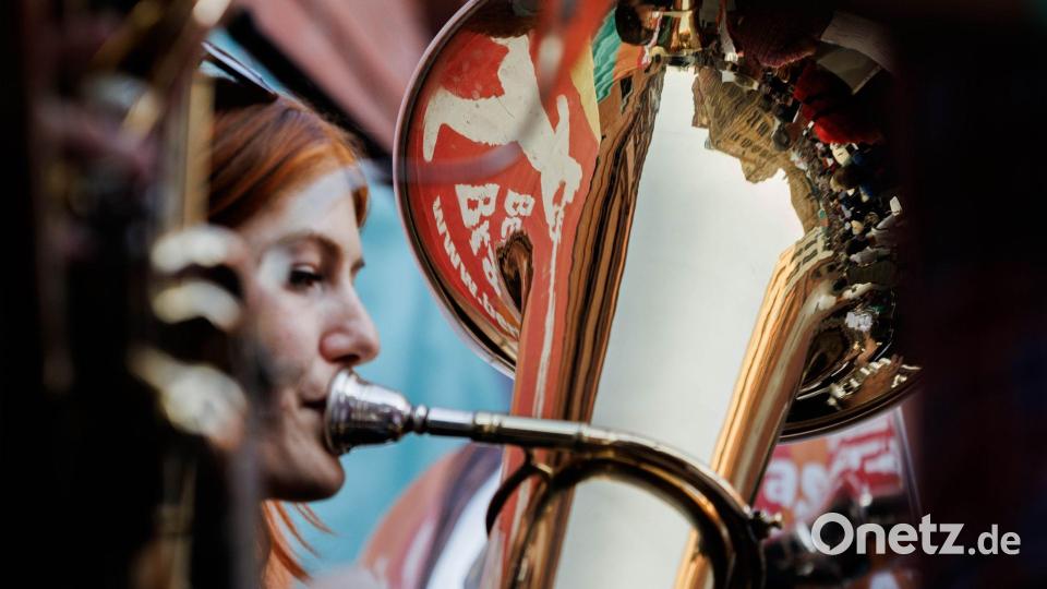 Eine Tubistin der Band „Grande Fanfare“ spielt mit der gesamten Brass-Band bei der Fête de la Musique in der Kulturbrauerei im Stadtteil Prenzlauer Berg in Berlin. Bild: Carsten Koall/dpa
