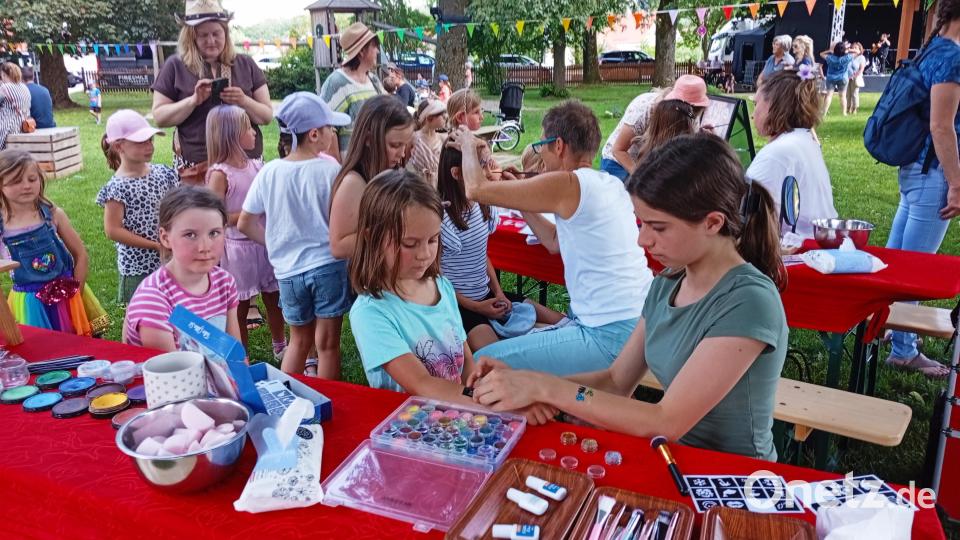 Beim Kinderschminken ging es immer hoch her. Bild: Oswald Zintl