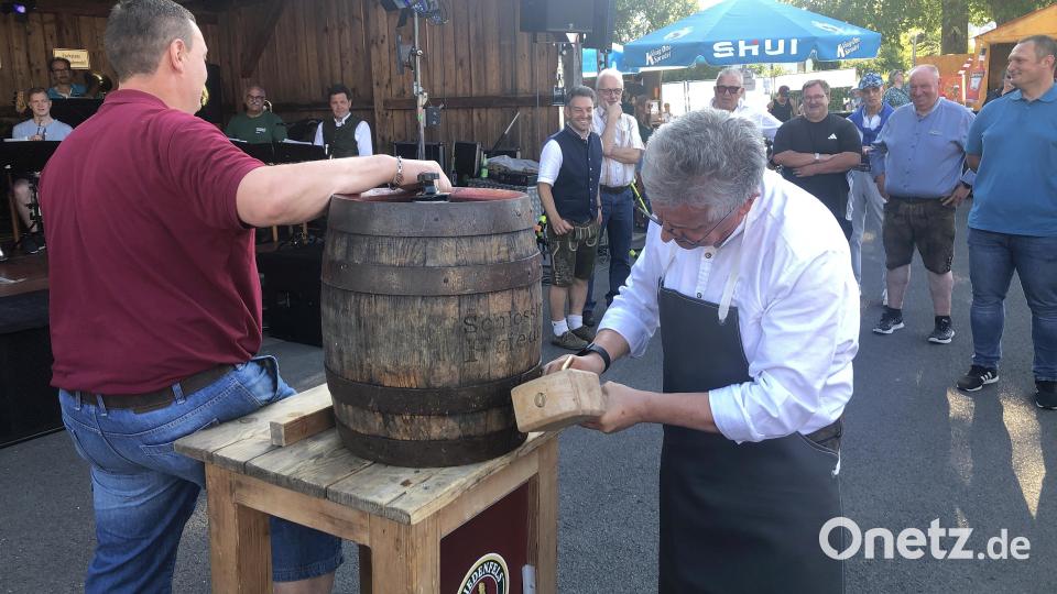 Ein Hammerschlag, ausgeführt von Bürgermeister Wolfgang Braun, reichte, dann war das Bürgerfest eröffnet. Bild: Werner Robl