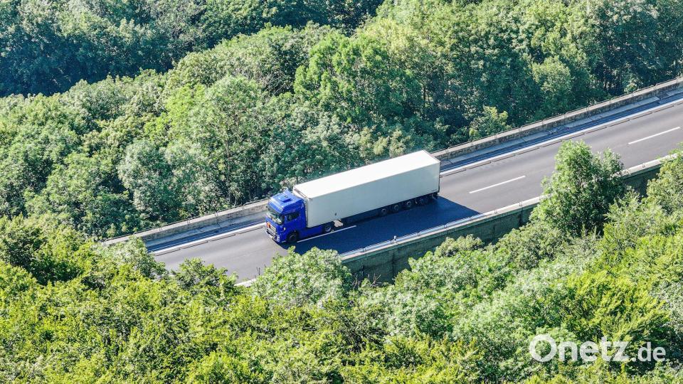 Der Lastwagen mit entzündlichem Gefahrgut steht auf der Autobahn 8 in Fahrtrichtung München. Bild: Jason Tschepljakow/dpa