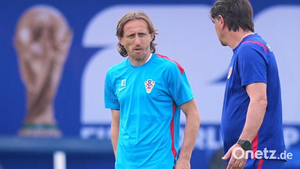 Trainer Zlatko Dalic (r) hält an Modric fest. Bild: Julio Cortez/AP/dpa