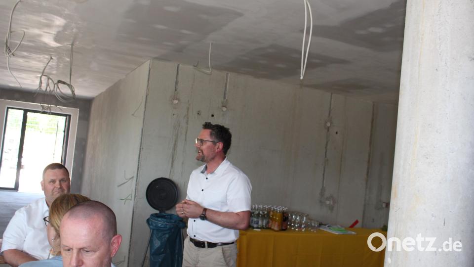 MdL Dr. Gerhard Hopp lobte die gute Dämmung im kühlen Gebäude, während draußen tropische Temperaturen herrschten. Bild: Nikolaus Scherr