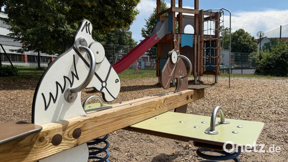 An den Spielgeräten am Spielplatz an der Hans-Thoma-Straße in Amberg wurden über das Wochenende Schrauben und Bolzen entfernt. Der genaue Hintergrund ist Gegenstand der Ermittlungen der Polizei. Bild: Petra Hartl