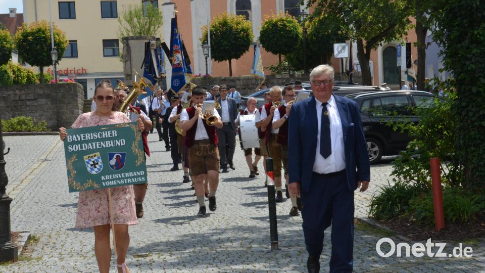 Zahlreiche Fahnenabordnungen, Ehrengäste und Vereinsmitglieder nahmen an der Feier teil. Von der katholischen Stadtpfarrkirche aus setzte sich der Festzug unter der Leitung des Vorsitzenden des Soldatenvereins Vohenstrauß, Günter Schober, in Bewegung. Bild: Elisabeth Dobmayer