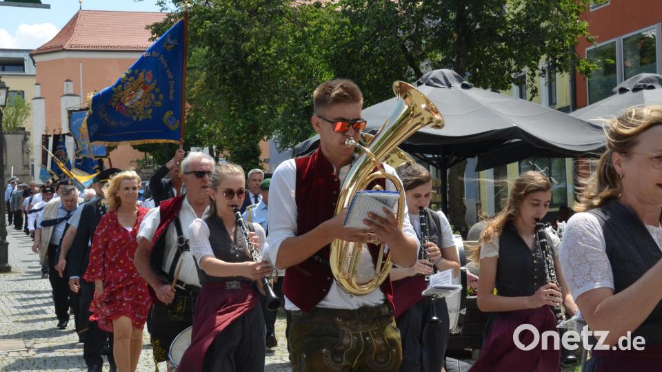 Unter den Musikklängen der Stadtkapelle marschierten die Teilnehmer zum Alten Kriegerdenkmal. Bild: Elisabeth Dobmayer