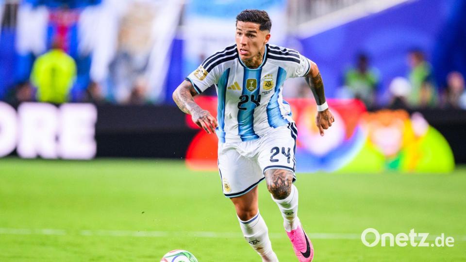 Enzo Fernández ist ein Riesenfan von Lionel Messi. (Archivbild) Bild: Tom Weller/dpa