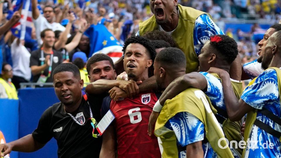 Der Außenseiter jubelt: Kevin Pina (Nr. 6) und seine Teamkollegen feiern das erste Tor in der WM-Geschichte Kap Verdes. Bild: Lynne Sladky/AP/dpa