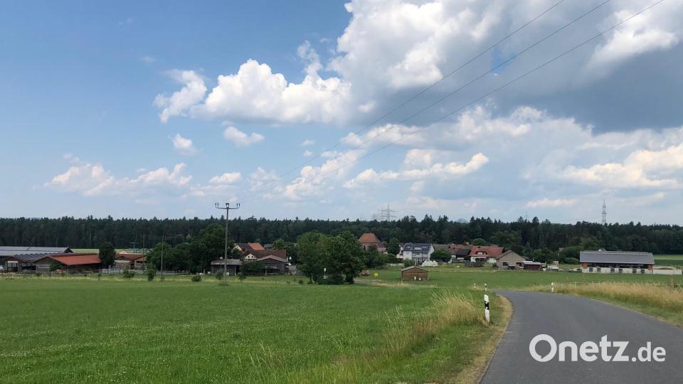 Für gut befunden hat der gesamte Marktgemeinderat den Bauantrag über den Neubau eines Milchviehstalls mit Jungviehseite, Kälberstall, Güllebehälter und eines Ortes für Begegnung und Bildung in Rupprechtsreuth. Damit ist der Ortsteil um eine Attraktion reicher. Vor allem Schulklasse und Kindergartengruppen besuchen den Bauernhof. Bild: Eva Seifried