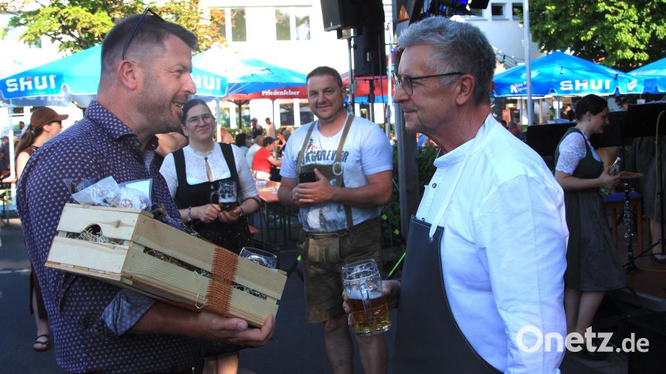 Gekommen war auch der Bürgermeister der südtiroler Partnergemeinde Sankt Leonhard, Robert Tschöll. Das Gemeindeoberhaupt aus dem Passeiertal hatte einen Gastgruß aus der Heimat mitgebracht. Bild: Werner Robl