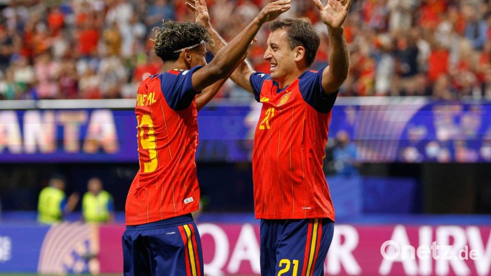 Mikel Oyarzabal (r) und Lamine Yamal freuen sich über das 1:0. Bild: Erik S.Lesser/AP/dpa