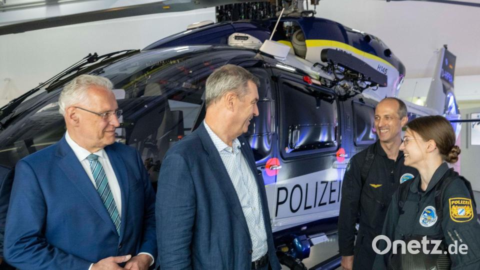 Innenminister Joachim Herrmann und Ministerpräsident Markus Söder (von links) unterhielten sich bei der Übernahme des letzten neuen Polizeihubschraubers mit den Piloten Benjamin Mayer und Vanessa Lutz. Bild: Stefan Puchner/dpa