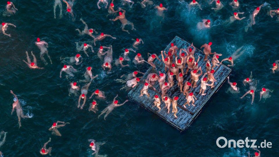 Schwimmer nehmen am jährlichen Nacktbad zur Wintersonnenwende im Rahmen des „Dark Mofo“-Festivals in Hobart am Long Beach teil. Bild: Rob Blakers/AAP/dpa