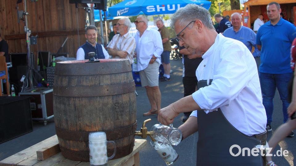 Der Inhalt des Fässchens aus Friedenfels war Freibier für die Umstehenden. Bild: Werner Robl