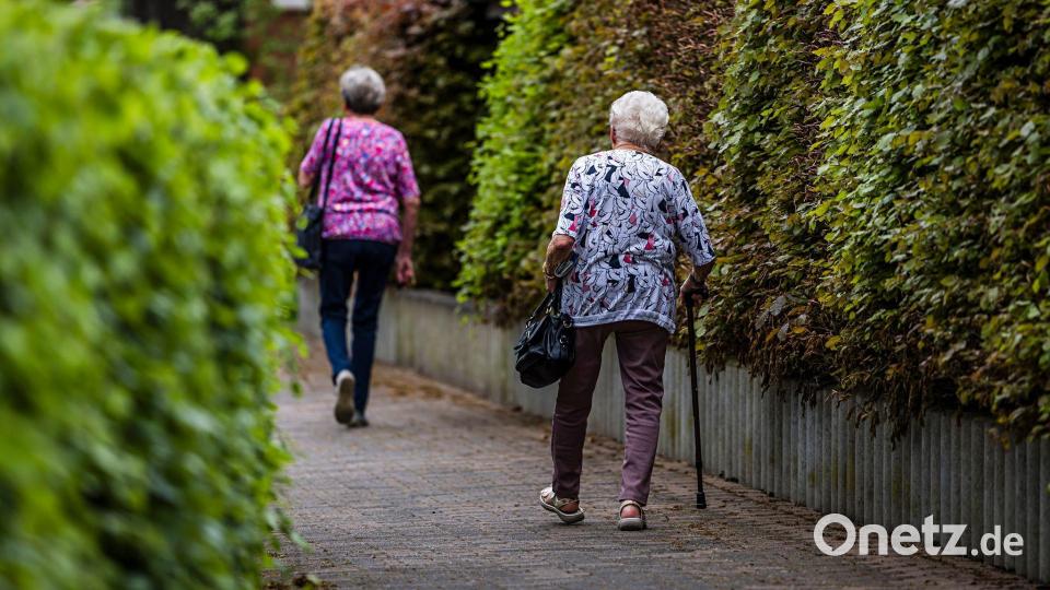 Der „Nachhaltigkeitsfaktor“ bewirkt, dass Rentnerinnen und Rentner mit etwas weniger Rentenanstieg rechnen können. (Archivbild) Bild: Lars Berg/dpa