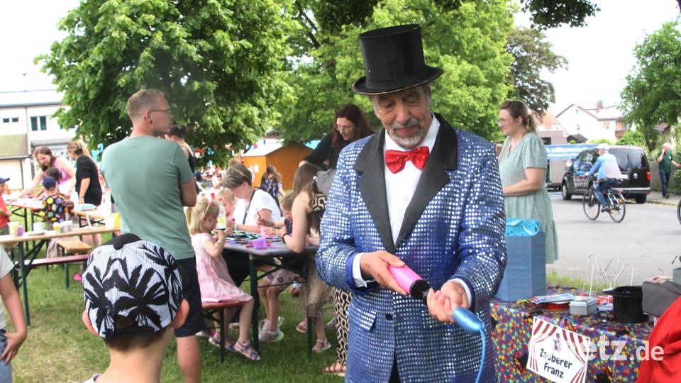 Zauberer Franz, der Kinderfreund aus Waldsassen, war voll in seinem Element. Bild: Werner Robl