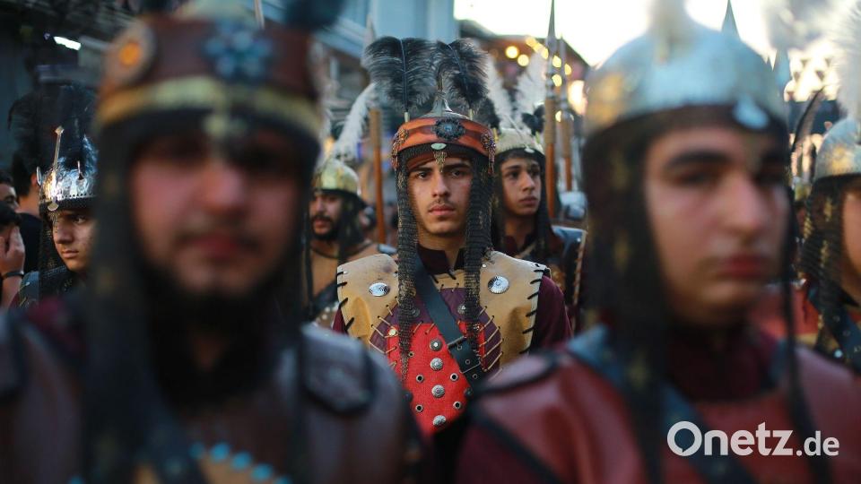 Gläubige ziehen während der Nachstellung der Schlacht von Kerbela durch die Straßen von Bagdad. Bild: Ameer Al-Mohammedawi/dpa