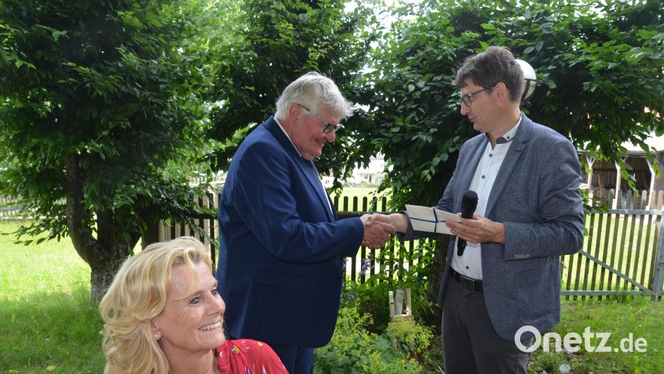Mit einer Ehrengabe der Stadt überraschte Bürgermeister Uli Münchmeier den Vorsitzenden des Soldatenvereins Vohenstrauß, Günter Schober. "Auf die Stadt können wir uns immer verlassen", entgegnete der Vorsitzende. Bild: Elisabeth Dobmayer
