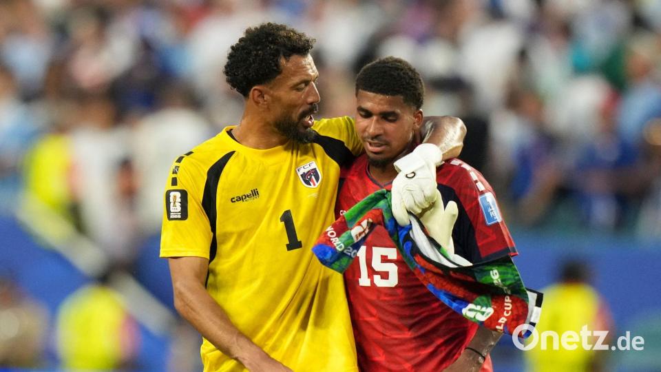 Kap Verdes Torwart Vozinha (l) und Laros Duarte nach dem 2:2 gegen Uruguay. Bild: Lynne Sladky/AP/dpa