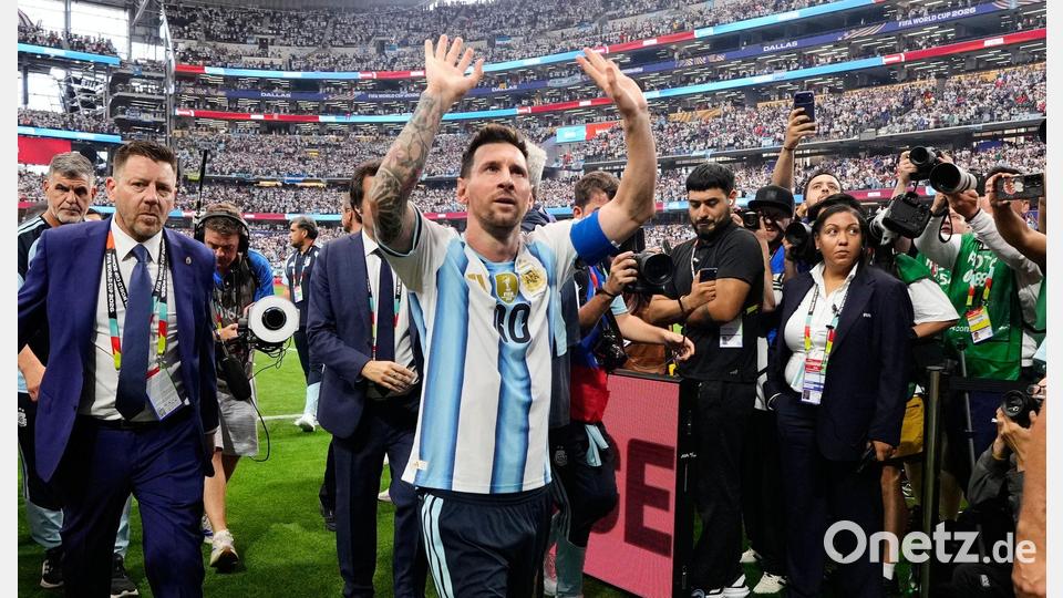 Galaktisch! Lionel Messi jubelt, nachdem er beim Spiel Argentinien gegen Österreich alleiniger Rekordtorschütze bei Fußball-Weltmeisterschaften geworden ist. Bild: Tony Gutierrez/AP/dpa