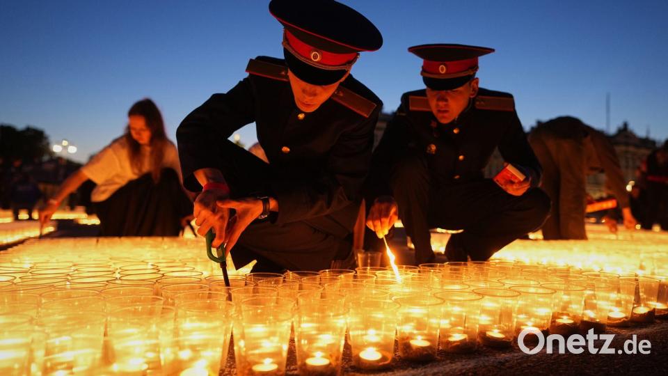 Kadetten zünden auf dem Palastplatz in St. Petersburg Kerzen an, um des 85. Jahrestags des Einmarsches Nazi-Deutschlands in die Sowjetunion während des Zweiten Weltkriegs zu gedenken. Bild: Dmitri Lovetsky/AP/dpa