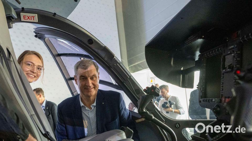 Ministerpräsident Markus Söder lässt sich von Pilotin Vanessa Lutz das Cockpit erklären. Bild: Stefan Puchner/dpa