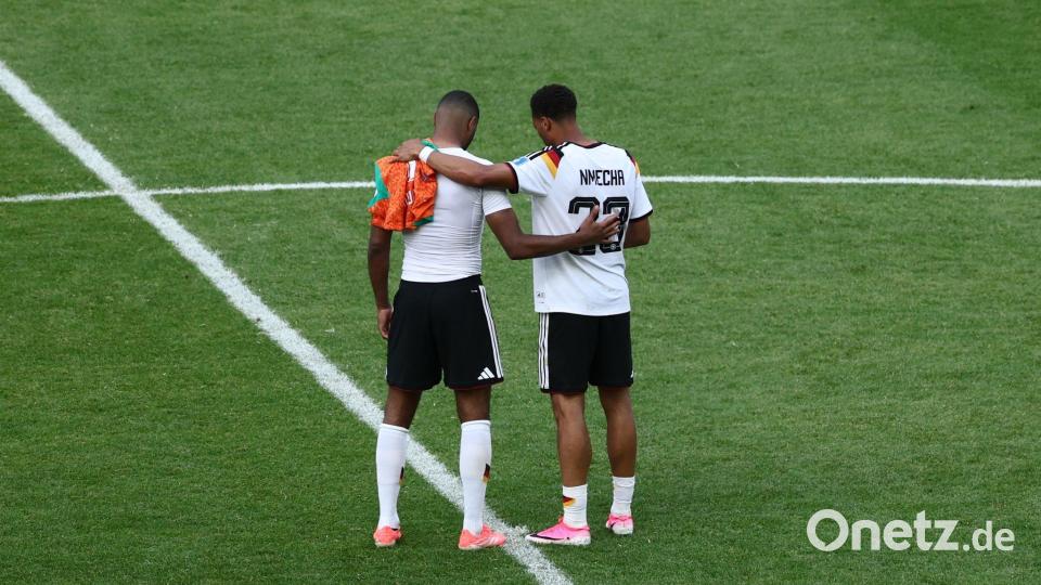 Innehalten nach dem Spiel: Jonathan Tah (l) und Felix Nmecha. Bild: Christian Charisius/dpa