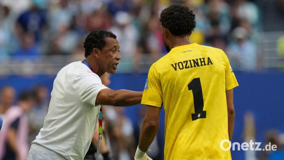 Kap Verdes Trainer Bubista und sein Torwart Vozinha. Bild: Lynne Sladky/AP/dpa
